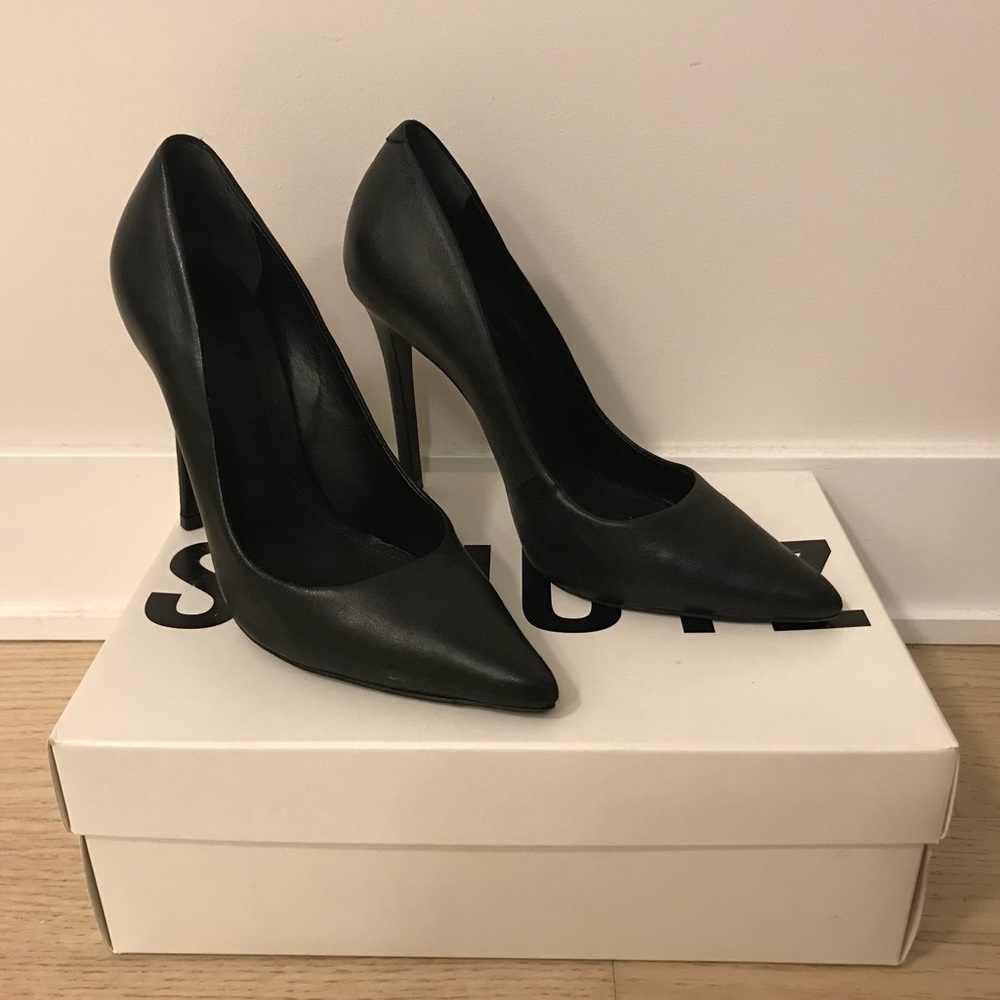 SCHUTZ “Gilberta” Leather Pumps in Black, US 7.5